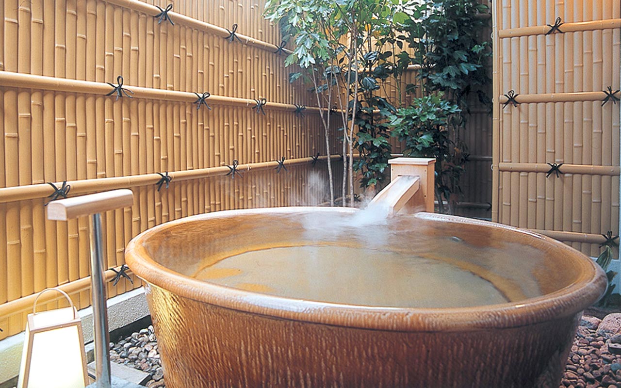 Western-Style Room with Open-Air Bath (Room 338: Shigaraki Ware Bath)